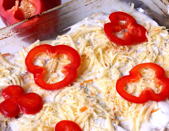 Сверху украшаем кольцами болгарского перца. И отправляем в разогретую до 200°С духовку на 40 минут. 