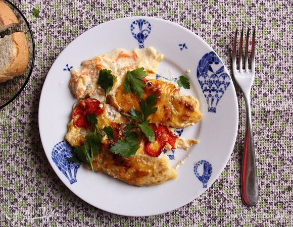 Посыпаем зеленью и подаем на стол. Подача возможна как с гарниром (идеален рис), так и без гарнира вовсе! Приятного аппетита!