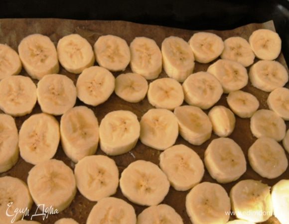 Бананы нарезать кружками и распределить по карамели в один слой.