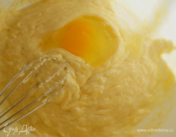 Для теста взбить размягченное сливочное масло и сахар до пышности, добавить по одному яйца.