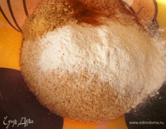 Сухие продукты смешать (оба вида муки, разрыхлитель, специи).