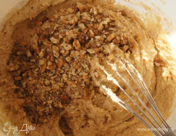 Грецкие орехи крупно порубить и добавить в тесто.