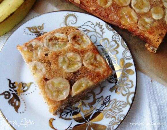 Нарезать на кусочки и звать всех к чаю. Но, как показала практика, на следующий день он становится мягче, не знаю, что за чудо с ним в холодильнике происходит. Так что можно испечь такой пирог заранее.