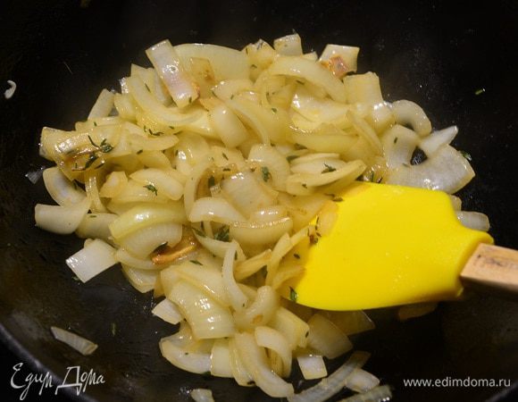 Вынуть веточки тимьяна, они нам больше не нужны. Добавить крупно нарезанный лук и 20 г сливочного масла. Пассеровать до прозрачного цвета.