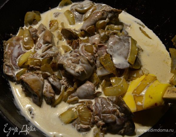 Влить стакан сливок, добавить мускатный орех, перемешать и тушить еще 3–5 минут на слабом огне.