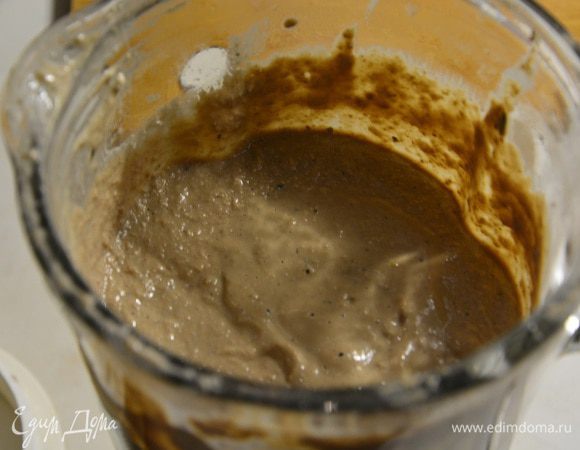 Измельчить все в блендере до однородной массы. Добавить коньяк и перемешать.