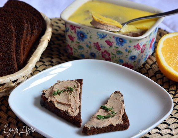 Залить паштет растопленным сливочным маслом и убрать в холодильник.