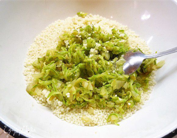 По истечении времени гвоздику убираем и добавляем в кускус кабачково-луковую смесь. Перемешиваем и немного охлаждаем.