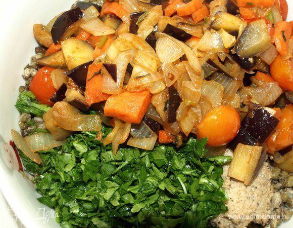 Зелень петрушки мелко порубить. Соединяем орехово-кунжутную пасту с овощами и зеленью петрушки. Пробиваем блендером. При желании можно добавить чеснок. 