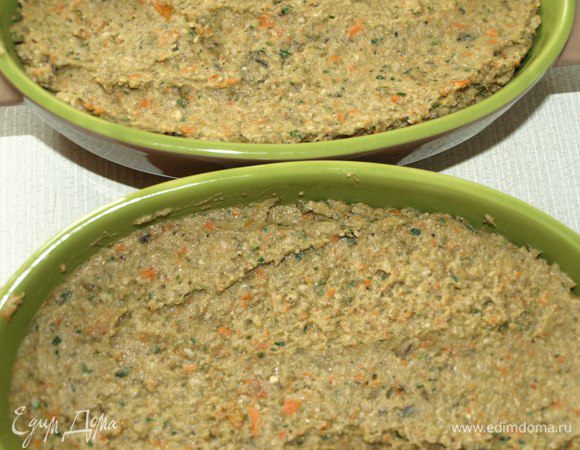 Выкладываем в жаропрочную форму и отправляем в заранее разогретую до 180°С духовку. 