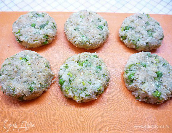 Из полученного фарша формируем небольшие котлетки, обваливаем их в смеси кунжута и панировочных сухарей.