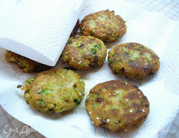 Обжариваем котлеты на сковороде с небольшим количеством масла с обеих сторон до румяной корочки. Готовые котлеты укладываем на бумажное полотенце для удаления остатков масла.