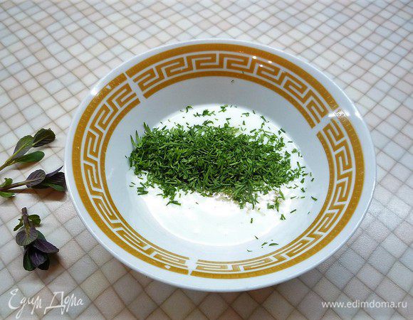Для соуса смешиваем натуральный йогурт с зеленью, добавляем специи, соль, лимонный сок, по желанию добавить мяту. У меня в саду уже свежая мята растет!