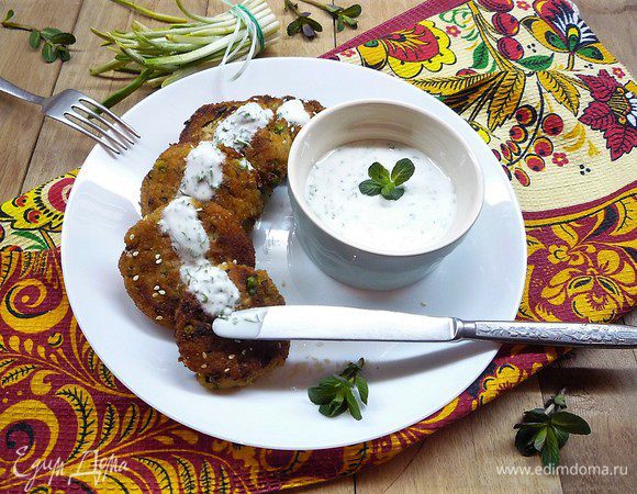 Готовые котлеты подаем с соусом и свежей зеленью. Приятного аппетита!