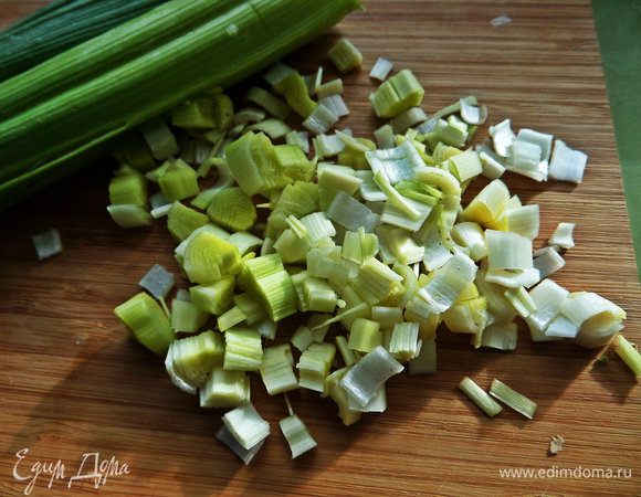 Порей нарезать на мелкие кубики.