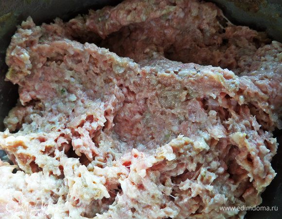 В фарш добавить хлопья и яйцо. Приправы для фарша.