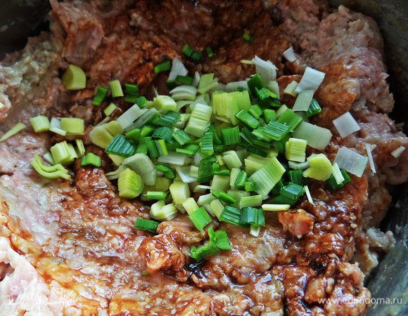 Высыпать порей к фаршу.