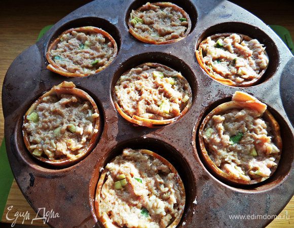 Заполнить фаршем центр.