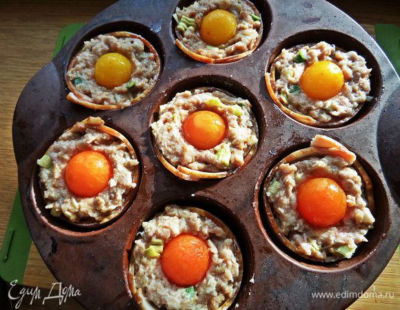 Вставить по помидорке в каждую. Запекать около 20 минут.