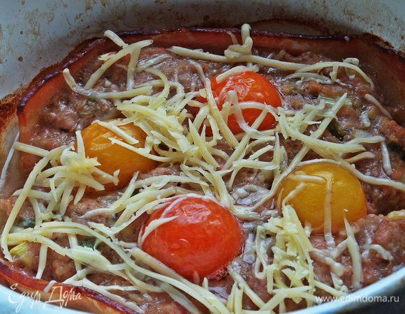 Вынуть форму и засыпать верх сыром.