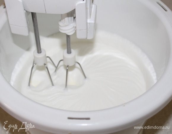 Белки взбить со щепоткой соли до крутой пены, затем постепенно ввести сахар.