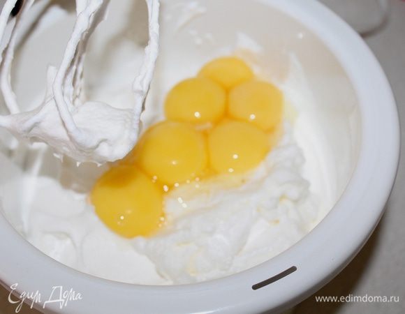 Добавить желтки, снова взбить.