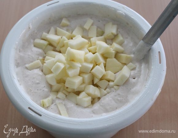 Добавить в тесто очищенные и порезанные яблоки, перемешать.