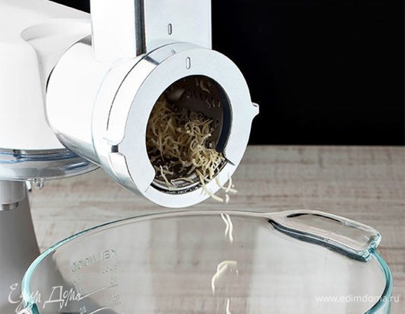 Приготовьте соус песто. Для начала натрите на терке мелко пармезан. Или воспользуйтесь кухонной машиной KENWOOD с низкоскоростной теркой-ломтерезкой, которая быстро натрет сыр без лишних усилий. 
