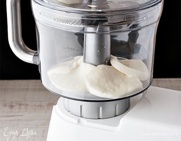 То же самое сделайте с моцареллой. 
