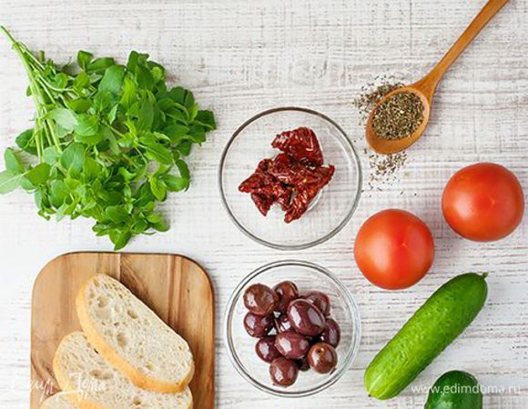 Промойте и обсушите зелень и овощи. С хлеба срежьте корку, мякоть разломайте на небольшие кусочки или нарежьте некрупными кубиками.
