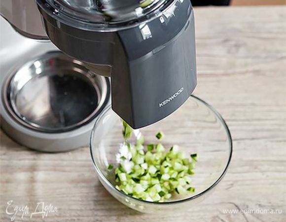Нарежьте огурцы ровными кубиками с помощью ножа. Значительно ускорить процесс вам поможет удобная насадка для нарезки кубиками для кухонной машины KENWOOD. Свежие помидоры разрежьте на 2 или 4 части, вяленые томаты – на 2–3 части. Листья базилика порвите руками или оставьте целиком. 

 