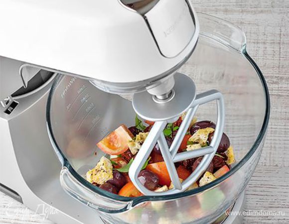 Смешайте тщательно все ингредиенты, используя К-образную насадку для смешивания
и на низкой скорости. Смешайте овощи с вялеными томатами, базиликом, сухарями, оливками или маслинами.

