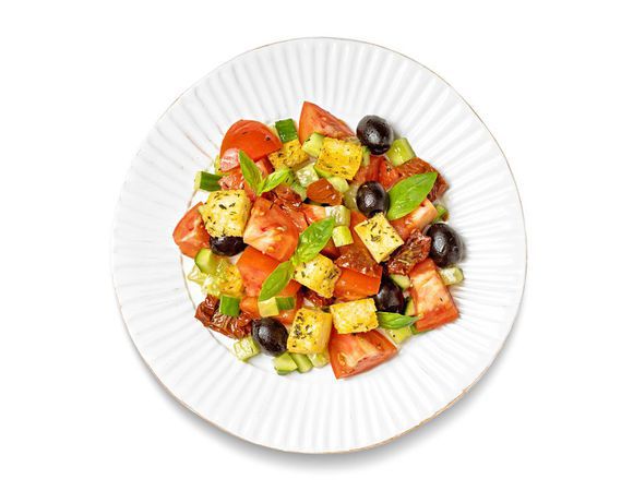 Заправьте оставшимся оливковым маслом, уксусом, солью, перцем, перемешайте, дайте салату постоять 1–2 минуты и подавайте.