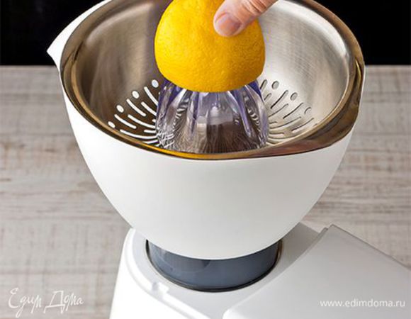 Накануне отварите картофель и яйца. Положите их в холодильник. Прежде всего сделайте заправку. Выжмите сок из лимона привычным способом или же используйте специальную насадку пресс для цитрусовых для кухонной машины KENWOOD, которая поможет значительно сэкономить время.