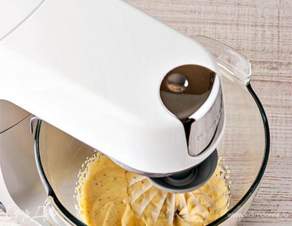 Положите в чашу кухонной машины все ингредиенты для заправки, влейте сок лимона. Перемешайте все тщательно вручную. Чтобы добиться лучшего результата, возьмите насадку венчик для взбивания. С ее помощью вы легко приготовите ароматную заправку в считанные секунды.