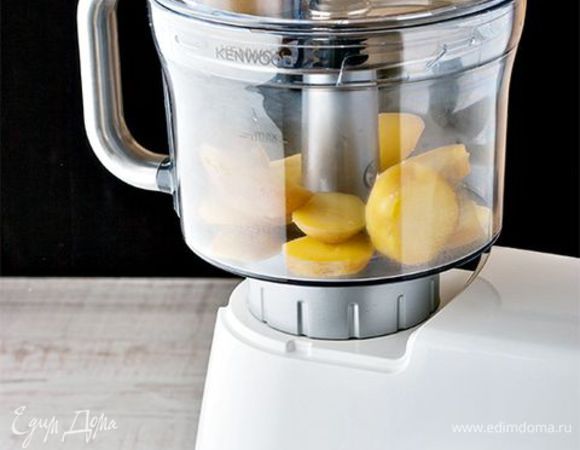 Картофель и яйца почистите. Нарежьте картофель ровными дольками с помощью ножа. Упростить процесс и сделать нарезку идеальной вам поможет специальная насадка кухонный комбайн. Яйца аккуратно разрежьте на 4 части ножом.