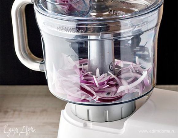 Также с помощью кухонной машины KENWOOD и насадки кухонный комбайн вы без лишних хлопот нарежете болгарский перец и лук идеально ровной соломкой. Оливки и помидоры нарежьте вручную пополам или на четвертинки. Листья салата крупно порвите руками, мякоть тунца аккуратно поломайте вилкой на небольшие кусочки. Фасоль отварите.