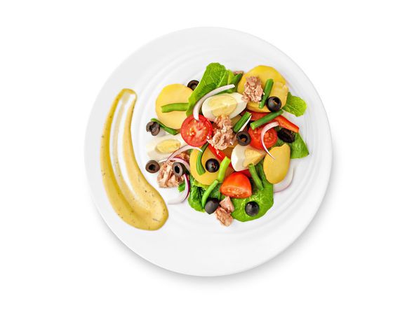 Все ингредиенты для салата соедините и добавьте горчичную заправку.