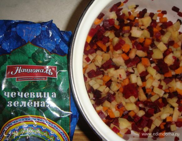 Заранее отваренные овощи почистить. Свеклу, морковь и картофель нарезать кубиками.