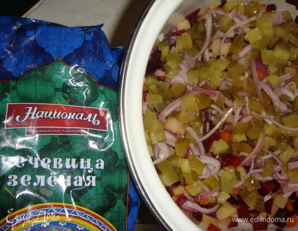 Лук почистить и нарезать соломкой. Огурцы нарезать кубиками.