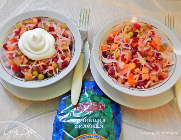 Разложить винегрет по салатникам. Один салат заправить подсолнечным маслом (лучше ароматным), а другой майонезом. Я очень люблю винегрет с майонезом. Приятного аппетита!