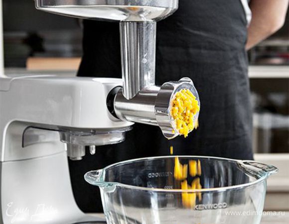 Очистите тыкву и разрежьте на небольшие кусочки. Измельчите удобным для вас способом. Чтобы сэкономить время, доверьте эту работу кухонной машине KENWOOD с насадкой мясорубка. Она быстро и тщательно измельчит тыкву, и вы получите гладкую, однородную консистенцию без кусочков. 