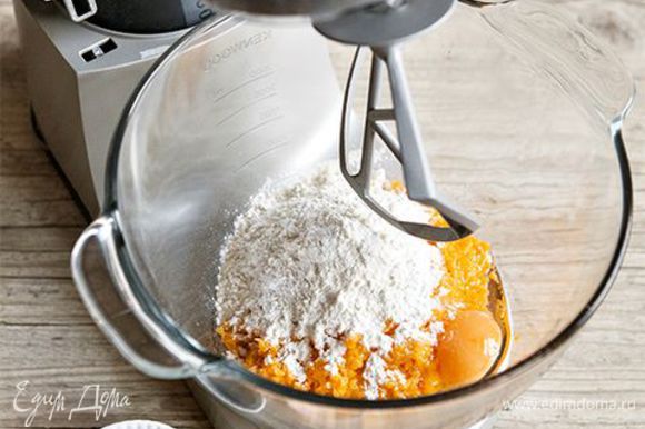 Добавьте к измельченной тыкве яйцо, муку, соль, перец и хорошо перемешайте. Упростить процесс вам поможет К-образная насадка для смешивания. С ее помощью вы получите гладкую и равномерную консистенцию массы. В разогретую сковороду влейте оливковое масло и выкладывайте ложкой получившееся тыквенное тесто, формируя оладьи диаметром 10 см. Обжаривайте оладьи по 3–4 минуты с каждой стороны.