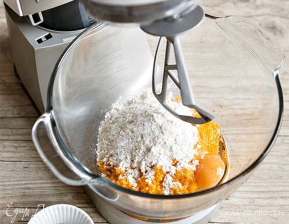 Добавьте к измельченной тыкве яйцо, муку, соль, перец и хорошо перемешайте. Упростить процесс вам поможет К-образная насадка для смешивания. С ее помощью вы получите гладкую и равномерную консистенцию массы. В разогретую сковороду влейте оливковое масло и выкладывайте ложкой получившееся тыквенное тесто, формируя оладьи диаметром 10 см. Обжаривайте оладьи по 3–4 минуты с каждой стороны.

