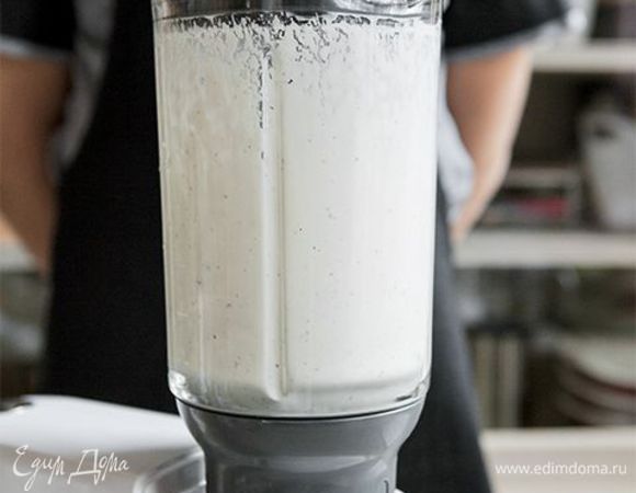 Для соуса в сотейнике смешайте сливки с 100 г рубленой горгонзолы и доведите до кипения. Попробуйте, если нужно, досолите. Снимите с огня. Чтобы взбить массу до однородного состояния, воспользуйтесь термостойким стеклянным блендером. Он устойчив к высоким температурам, поэтому вам не нужно будет дожидаться, пока масса остынет. 