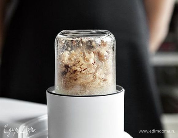 На сухой сковороде обжарьте фундук. Измельчите его крупно вручную. А чтобы сэкономить свое время, возьмите насадку мультиизмельчитель для кухонной машины KENWOOD, которая порубит орехи быстро и без лишних усилий. 