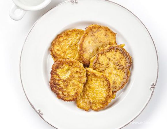 Тыквенные оладьи подавайте с соусом. Можете украсить измельченными орехами.
