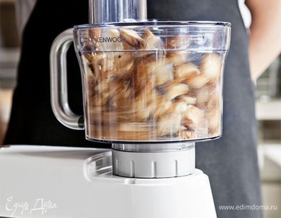 Измельчите сухари удобным для вас способом. А чтобы сократить время приготовления и получить идеальную однородную смесь, используйте кухонную машину KENWOOD с насадкой кухонный комбайн.