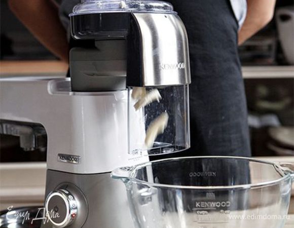 Нарежьте сыр при помощи ножа. Или сэкономьте время, воспользовавшись насадкой-овощерезкой. Кухонная машина KENWOOD справится с работой в считанные секунды. 