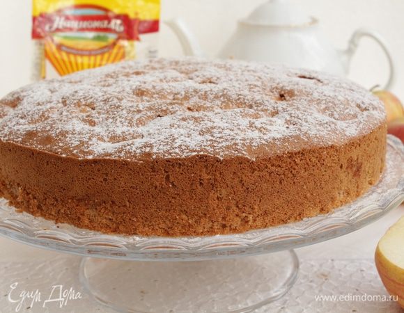 Посыпать пирог сахарной пудрой.